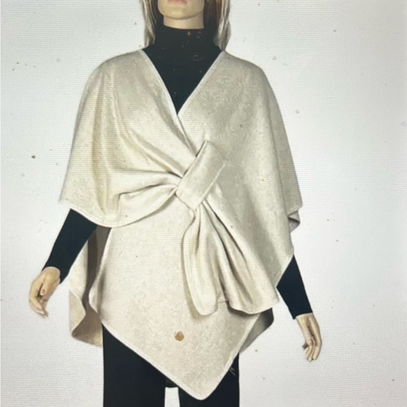Luxury Loop Cape in Cream - Picture 2 of 5